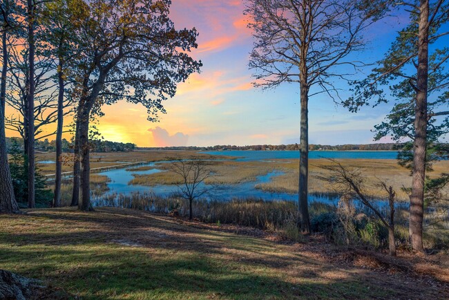 Building Photo - Gorgeous Waterfront Home!