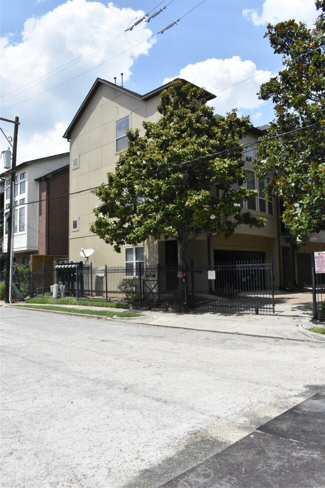Building Photo - 2919 Pease St