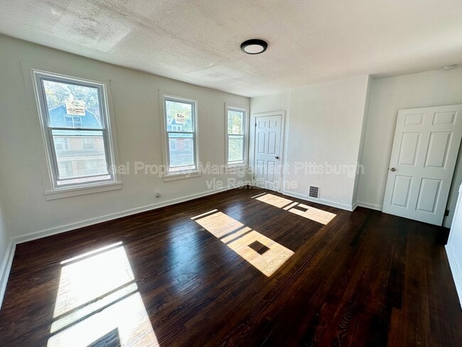 Building Photo - 1379 Paulson Ave