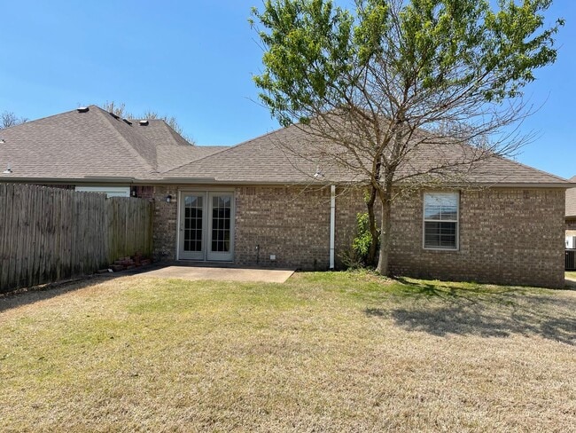 Building Photo - 2101 SW Stonegrove Rd