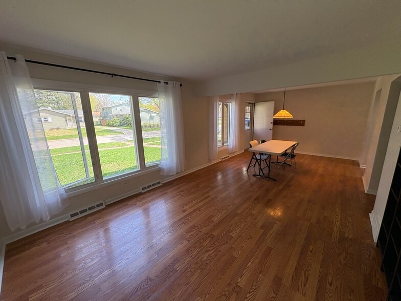 Building Photo - 356 2nd Ct