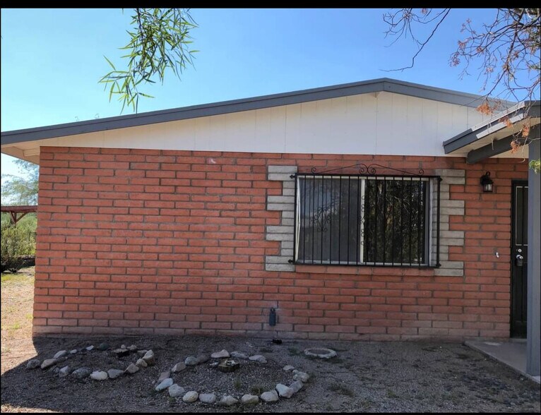 Building Photo - 1942 S Lillian Cir