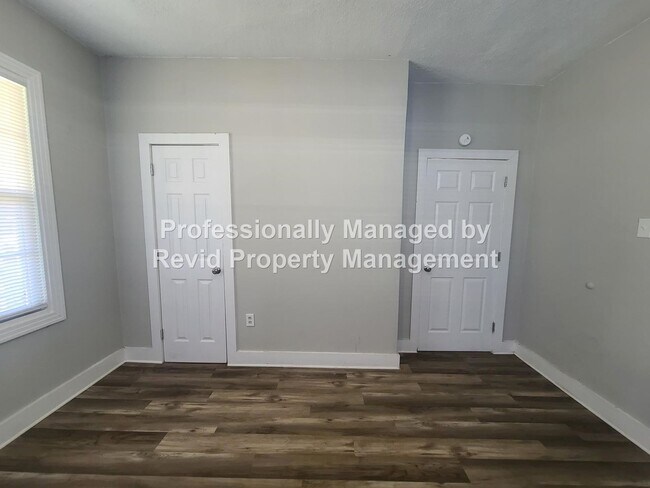 Building Photo - SECTION 8 ACCEPTED