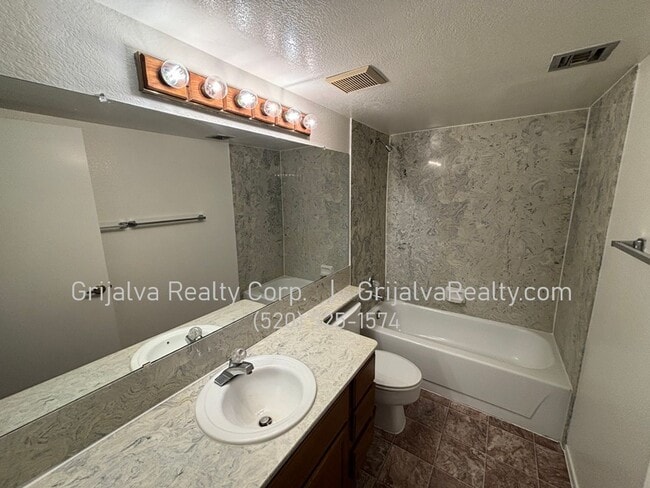 Building Photo - Beautiful Multi-story Townhouse near Tucson Racquet and Swim Club (Prince/Country Club)