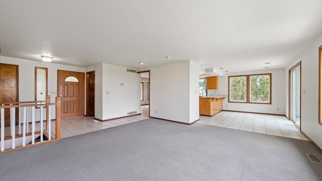 Building Photo - Spacious 4-Level Home with Panoramic Views for Lease – Hills West, South Richland – $2,800/mo