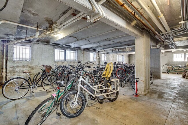 Building Photo - Mt. Pleasant Condo | 2 Bed | 2 Bath | 1,250 Sf