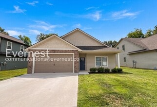 Building Photo - 3 Bed, 2 Bath Home with Garage / Pet-Friendly / Available Now!