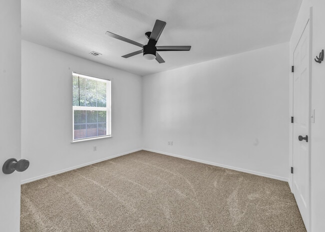 Building Photo - 1427 Logan Dr