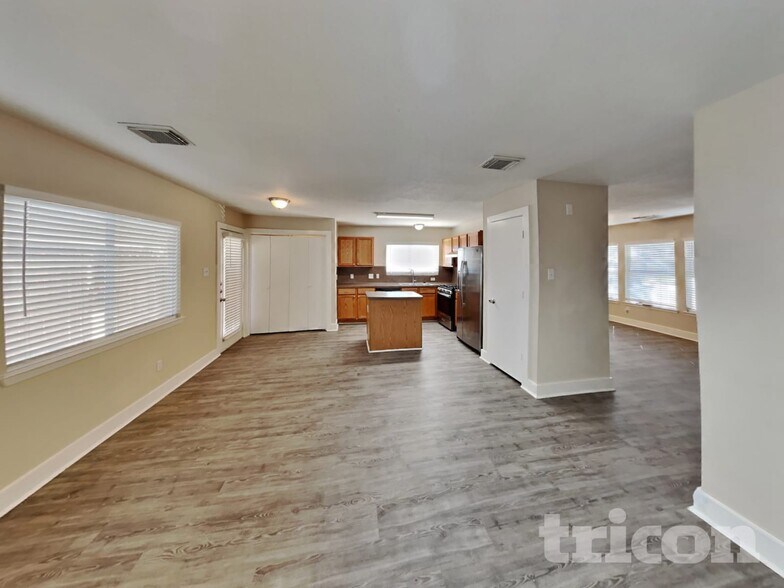 Building Photo - 823 Lightningbug Ln