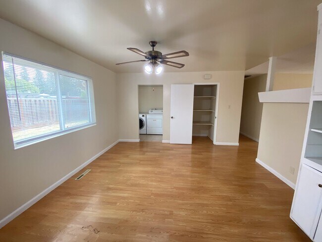 Building Photo - Newark 4 beds 2 baths Single Family House with Big Lot - showing 7/15 Wed 5pm