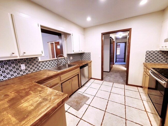 Building Photo - Spacious Living in a Prime Yukon Location
