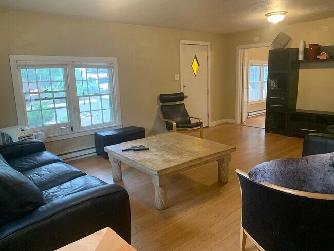 Building Photo - SHORT TERM RENTAL: Spacious 5+ Bedroom Home on the Hill! Available Now-July 24th 2026.