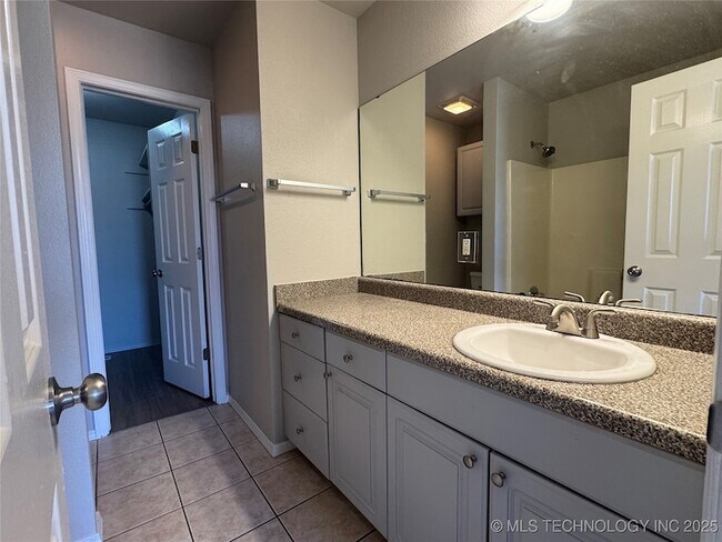 Building Photo - 14246 S Hickory St