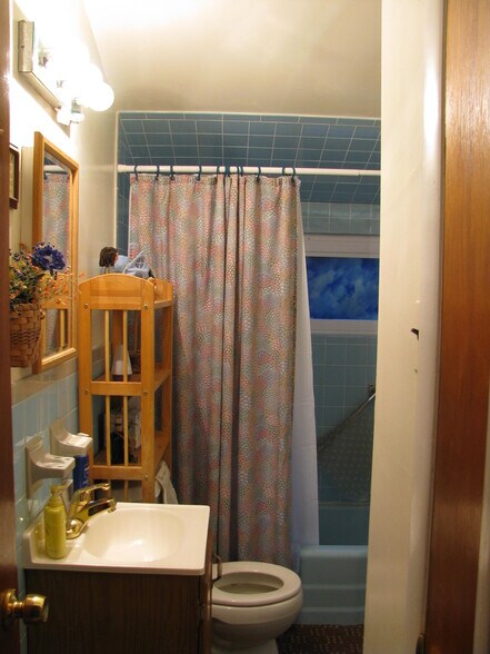 Building Photo - 2363 Mount Carmel Ave