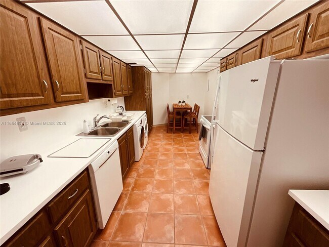Building Photo - 1121 Crandon Blvd