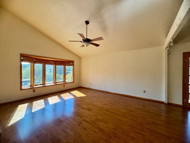 Building Photo - 2555 Westridge Dr