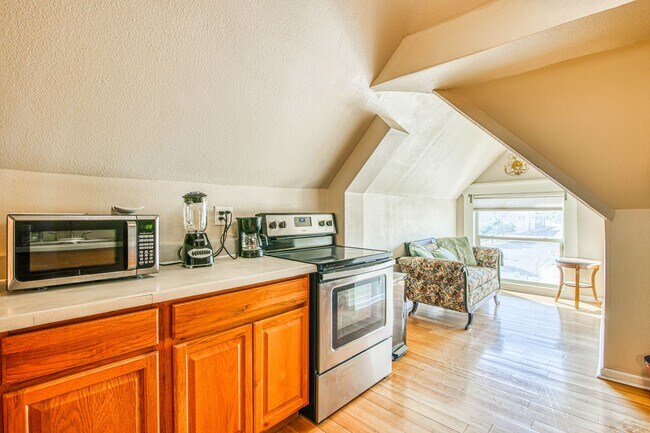 Building Photo - 702 Myrtle Ave