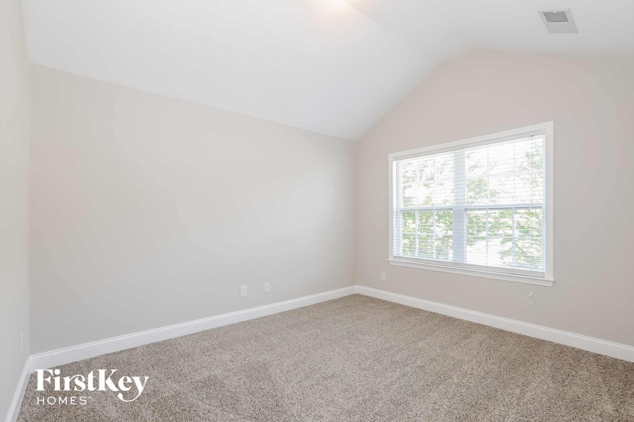 Building Photo - 495 Roland Manor Dr