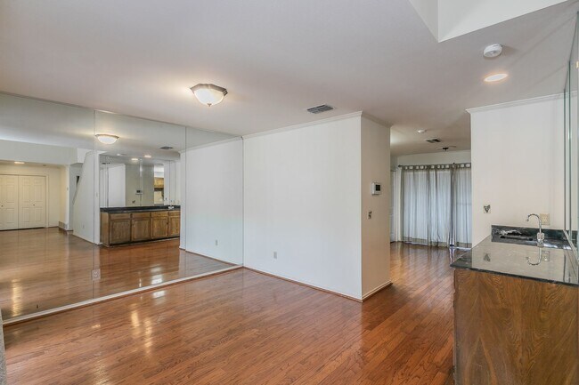 Building Photo - BEAUTIFUL and SPACIOUS Townhome in Ideal L...