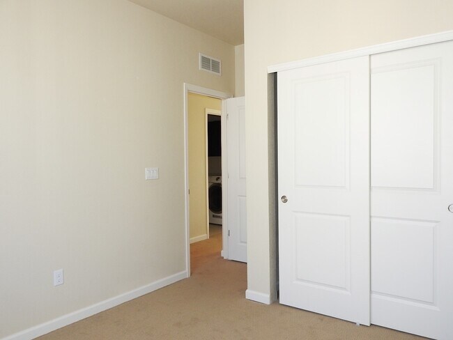 Building Photo - Central Park Town Home for Rent!