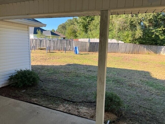 Building Photo - Cozy 3 Bed 2 Bath House! Available August ...