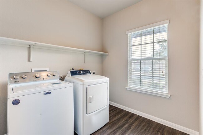 Building Photo - 348 Shiner Ln