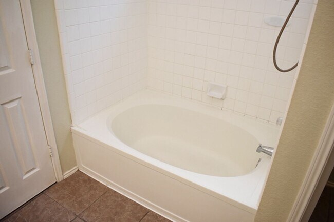 Building Photo - 6866 Amberdale Dr