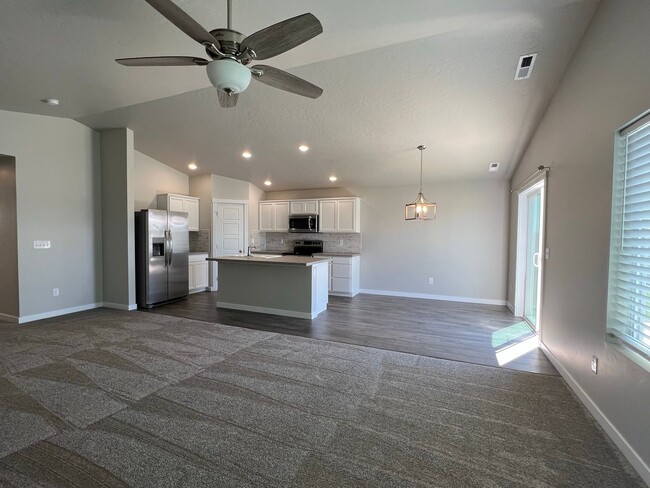 Building Photo - Newer 3 bed 2 bath with a home office just...