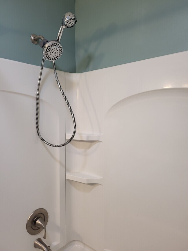 Nice shower - 337 Kenwood Avenue