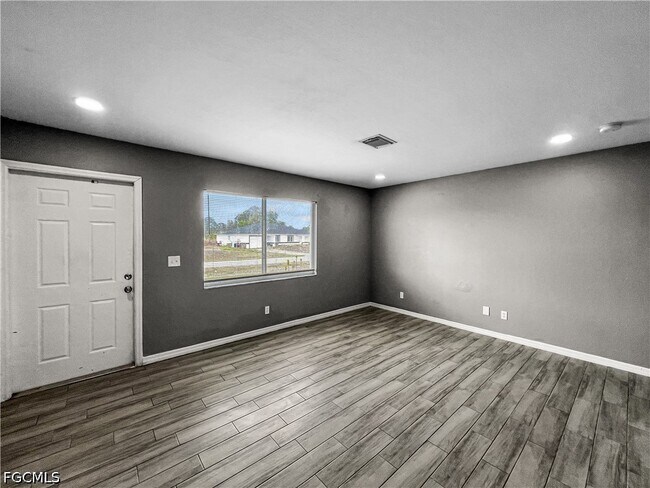 Building Photo - 121 Gordon Ave S