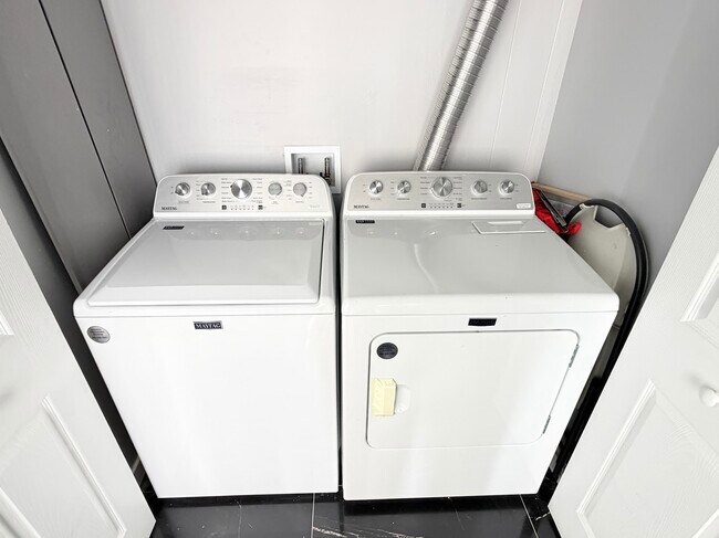 Building Photo - 2717 W Peterson Ave