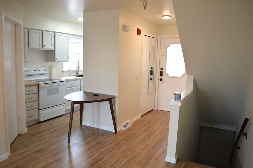 Building Photo - 328 N Allen St