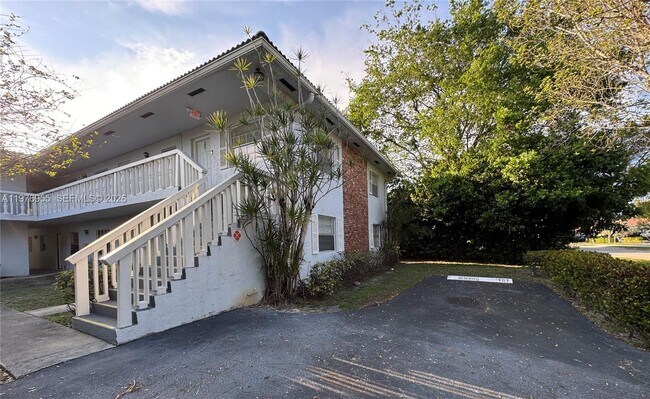 Building Photo - 4140 Woodside Dr