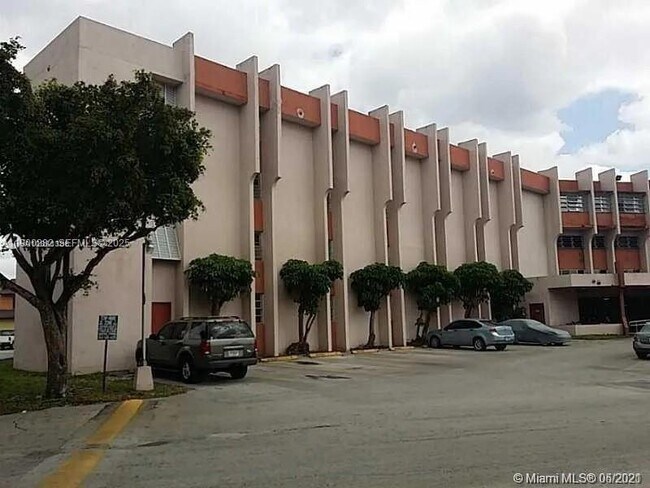 Building Photo - 9678 Fontainebleau Blvd