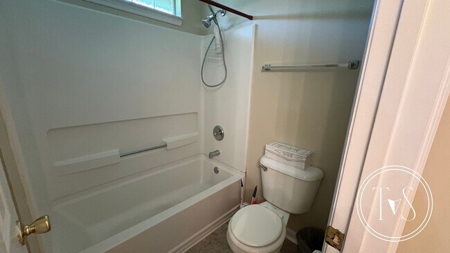 Building Photo - RATE DROP ALERT (was $$2600/month) and FAL...