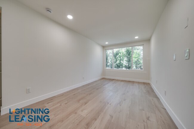 Building Photo - 428 S Venice Blvd