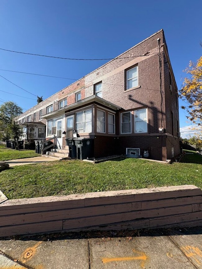 Building Photo - Three bedroom one bathroom townhouse for rent