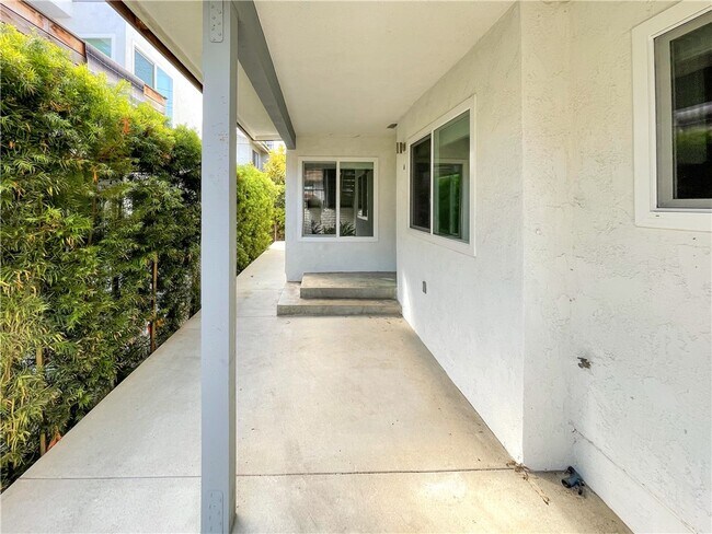 Building Photo - 206 Avenida Victoria