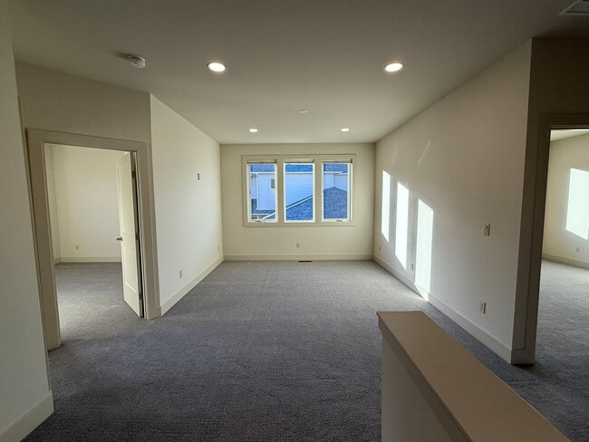 Building Photo - 1722 Castlerock Ave