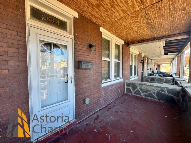 Building Photo - 3 Bedroom or 2 Bedroom with Den featuring Fenced Yard and Updated Kitchen