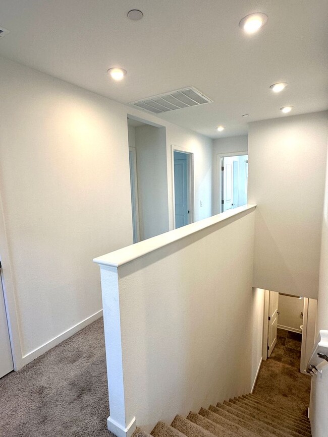 Building Photo - "Spacious 4-Bedroom Retreat with Modern Co...