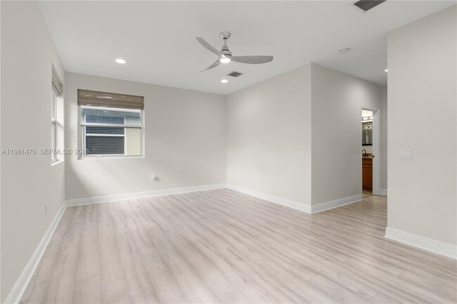 Building Photo - 1139 NE 3rd Ave