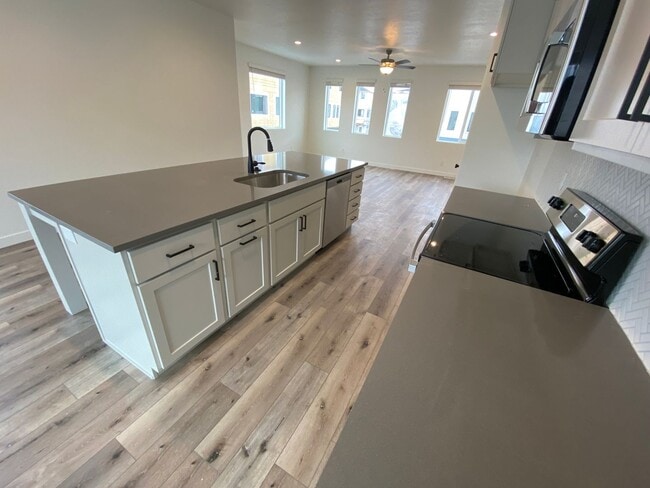 Building Photo - Beautiful Newer Rockwell Ranch Townhome (End Unit)