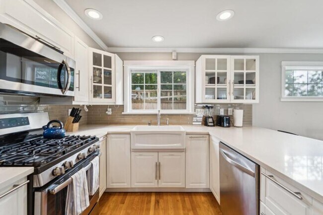 Building Photo - 3 bedroom in Seattle WA 98112