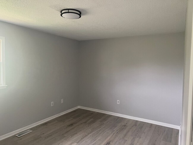 Building Photo - UPDATED 2 BEDROOM TOWNHOUSE WITH COMMUNITY POOL