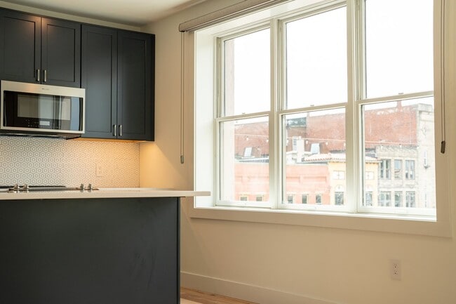 Building Photo - 102 W 6th St