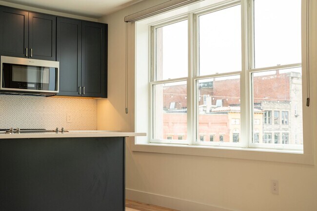 Building Photo - UPSCALE APARTMENT**Available August 2026 Call to inquire about April specials!
