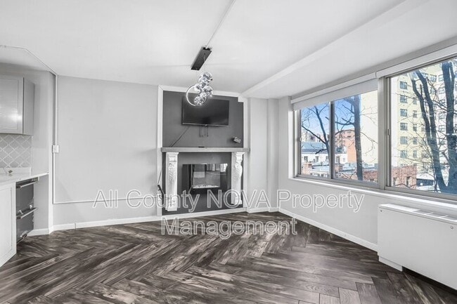 Building Photo - 922 24th St NW