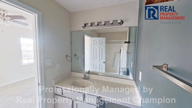 Building Photo - Super cute 2 BD/2.5 BA Townhome with Screened Porch