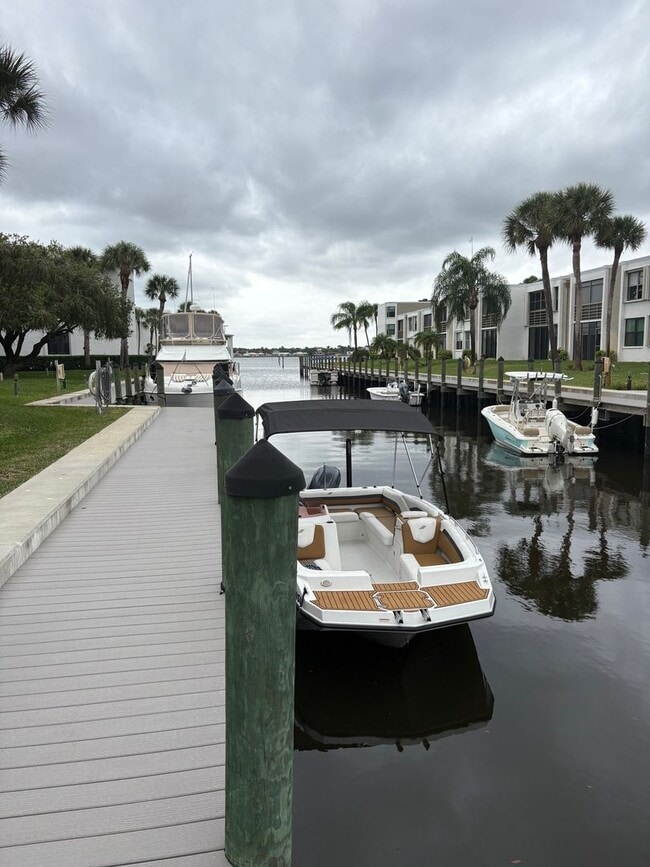 Building Photo - (55+) 1/1.5 WATERFRONT in Circle Bay Yacht Club